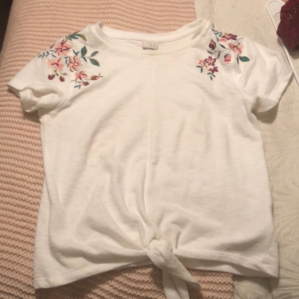 White with flowers front with knot in the front